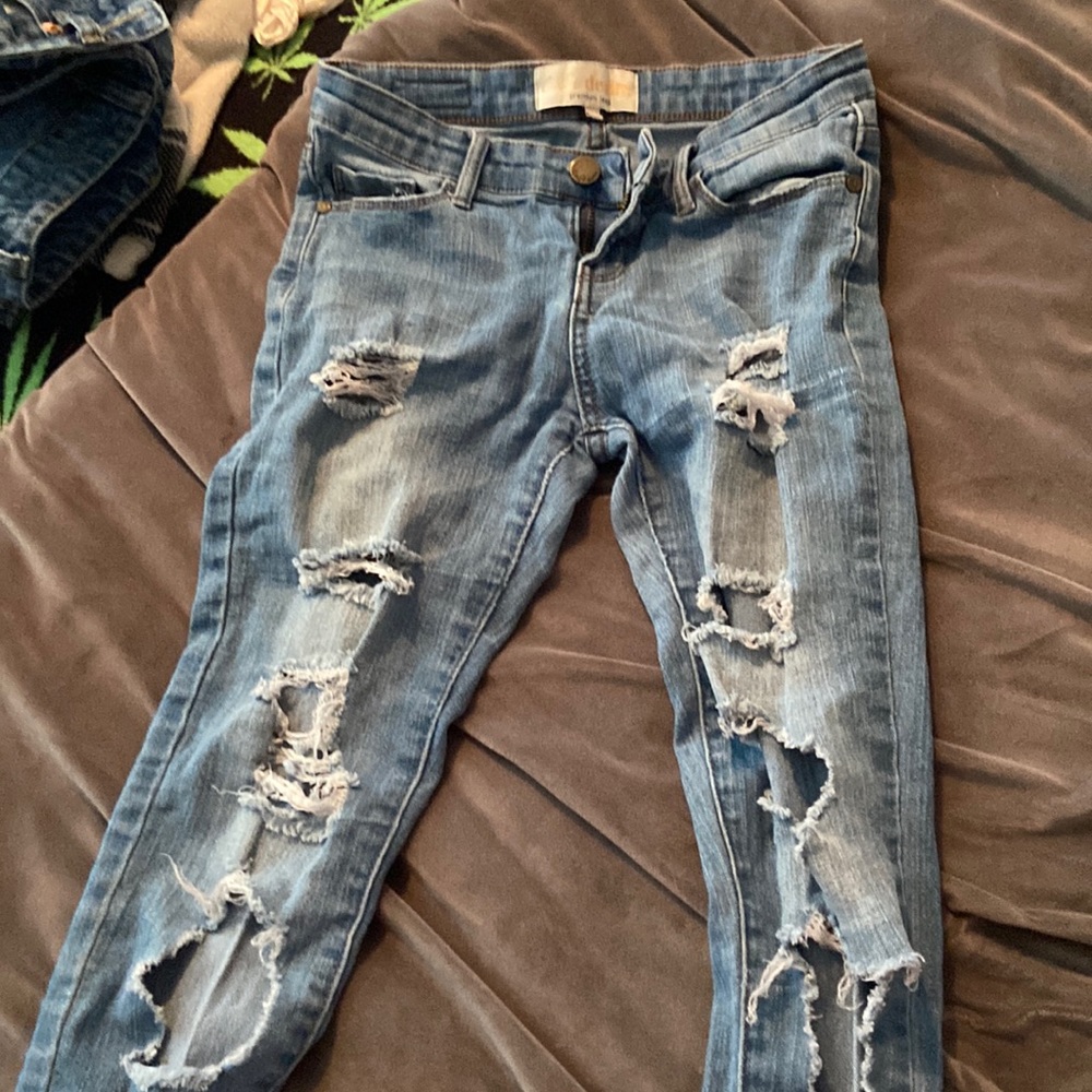 woman’s skinny low waisted ripped jeans